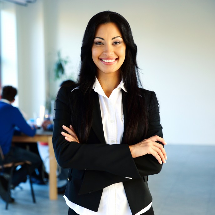 Profissional sorrindo em ambiente de trabalho